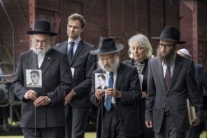 vooraan opperrabbijn Jacobs, rabbijn I Vorst Rabbijn en rabbijn J Vorst. Achter links: Maarten van Ooijen, staatssecretaris VWS en Bertien Minco, de nieuwe directeur van Westerbork
